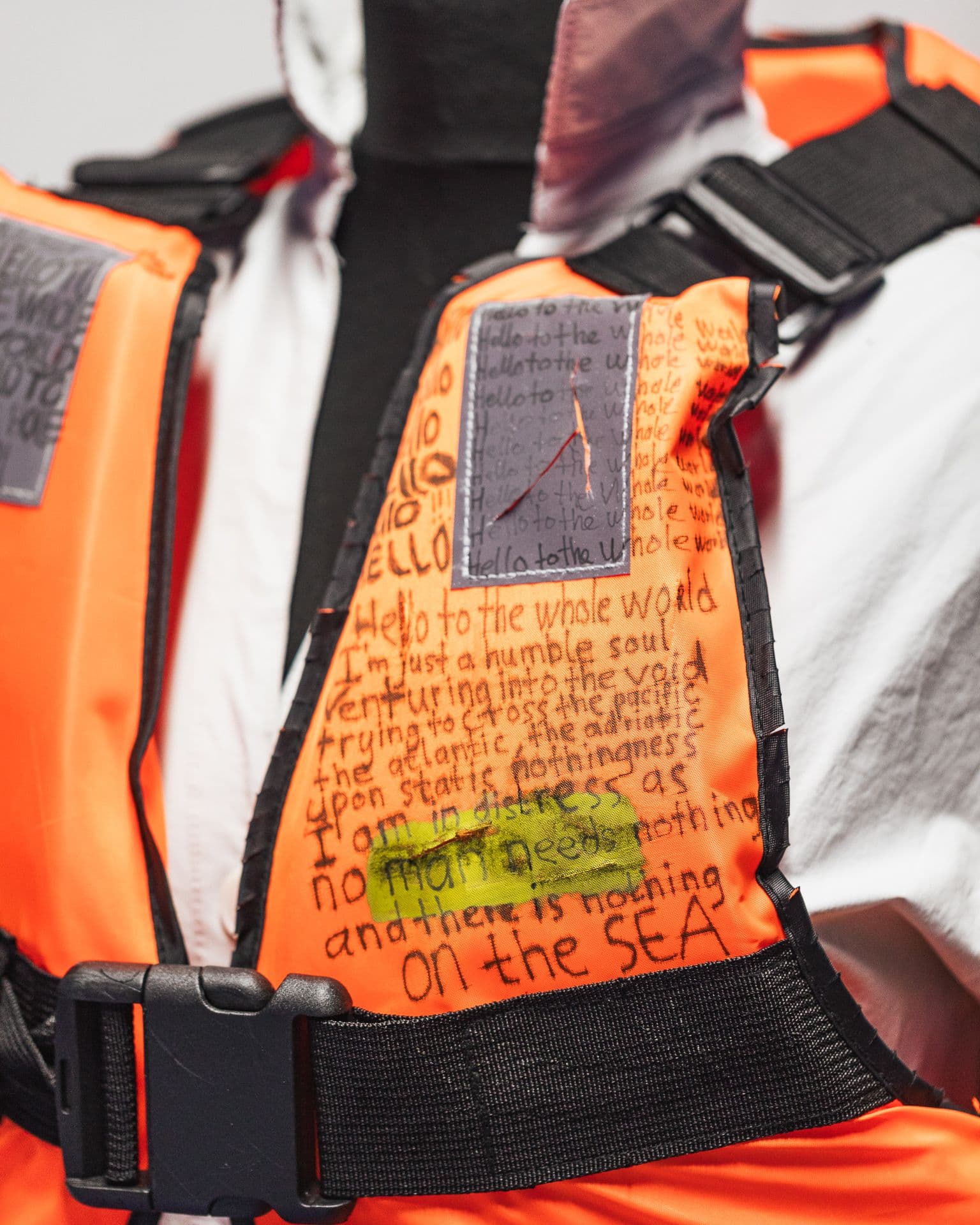 Organene Warnweste beschrieben mit poetischem Text